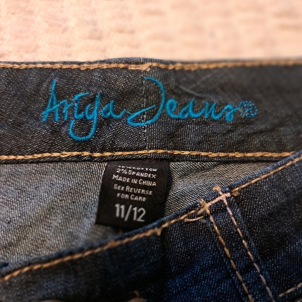 Ariya Jeans - Picture 3 of 9